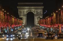 L'avenue des Champs-Elysées, à Paris, illuminée de rouge, le 22 novembre 202