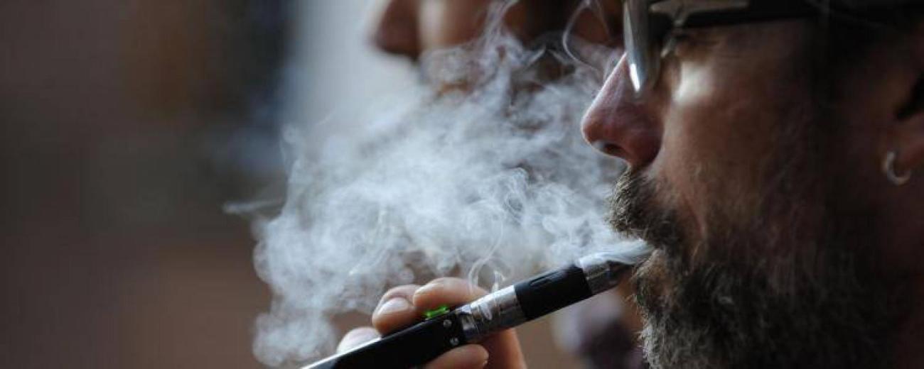 La e cigarette plus dangereuse que la vraie La pol mique relanc e