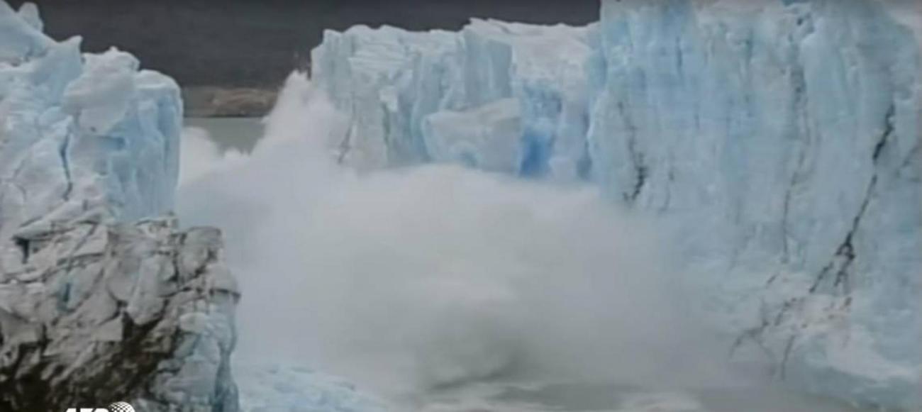 Argentine la spectaculaire chute d une arche de glace VID O