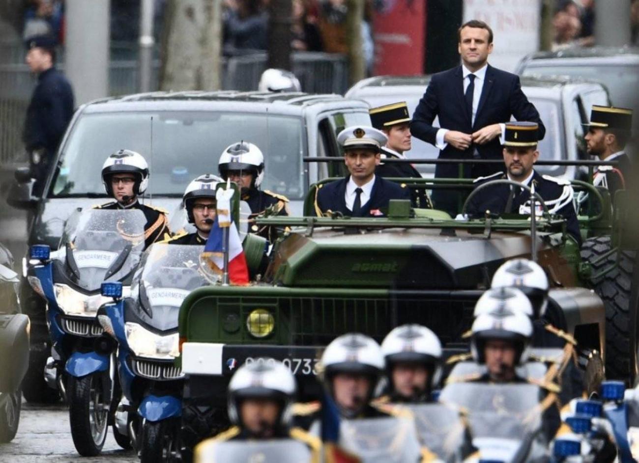 Emmanuel Macron Soigne Son Image Auprès Des Militaires Et Revêt Son ...