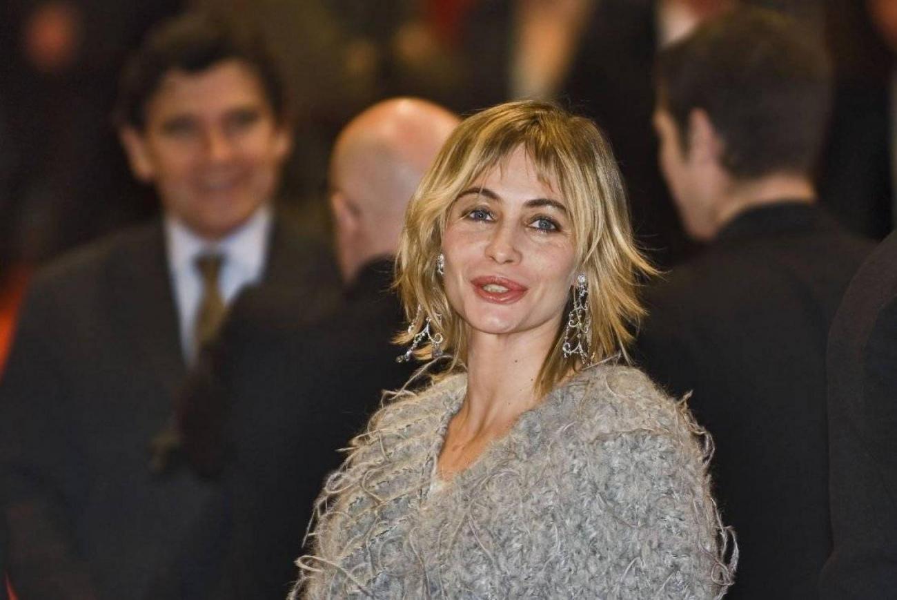 Emmanuelle Béart la joue sexy et provocante, les jambes entrouvertes, sur  Instagram (photo) | FranceSoir