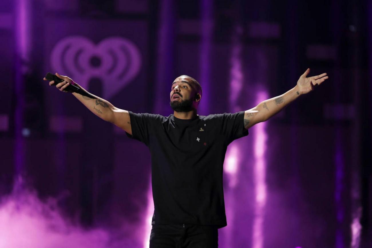 Attouchements: en plein concert, Drake menace de 