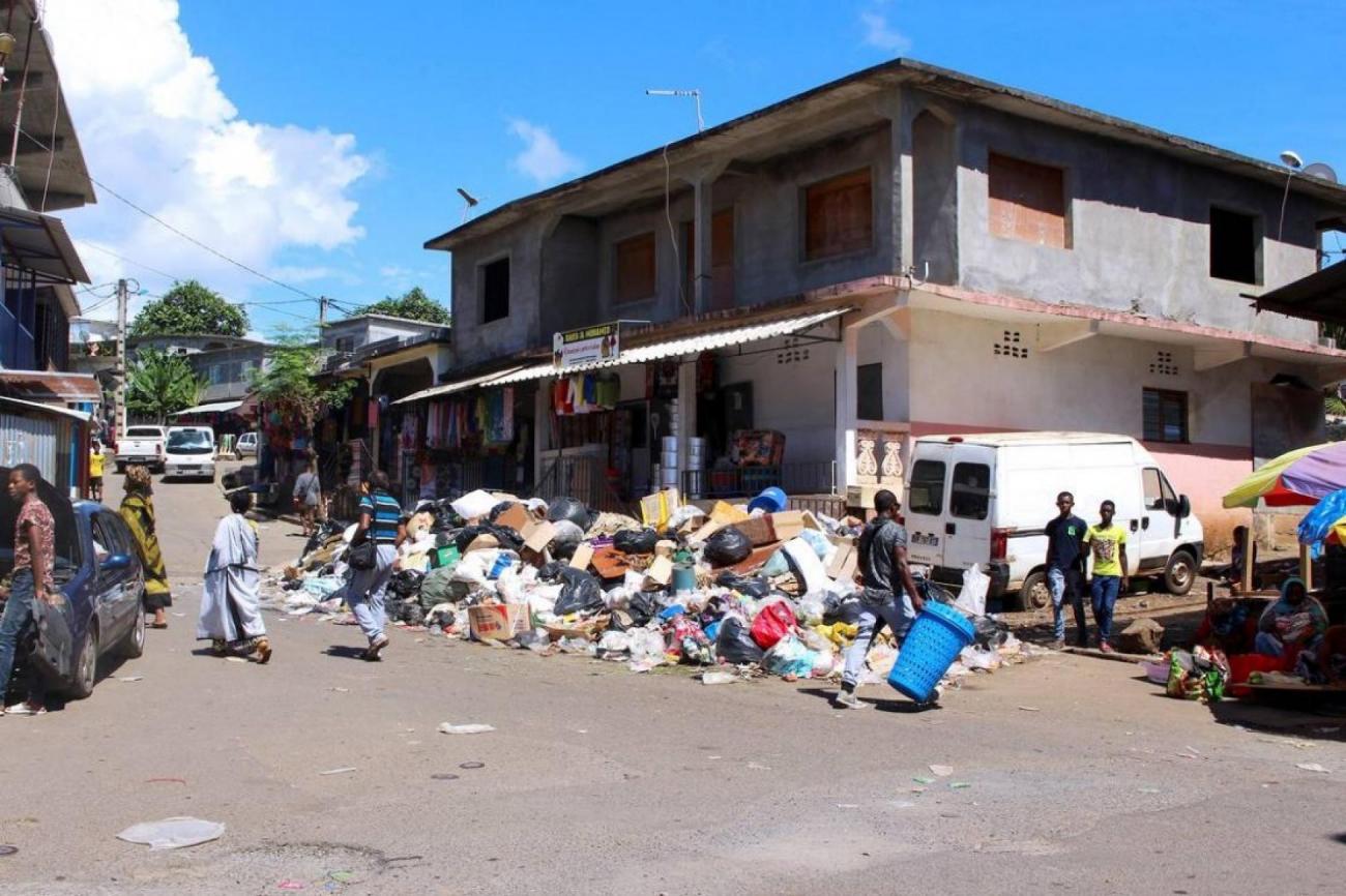 A Mayotte, Les Camions-bennes Ne Passent Plus, Les Ordures S'entassent ...