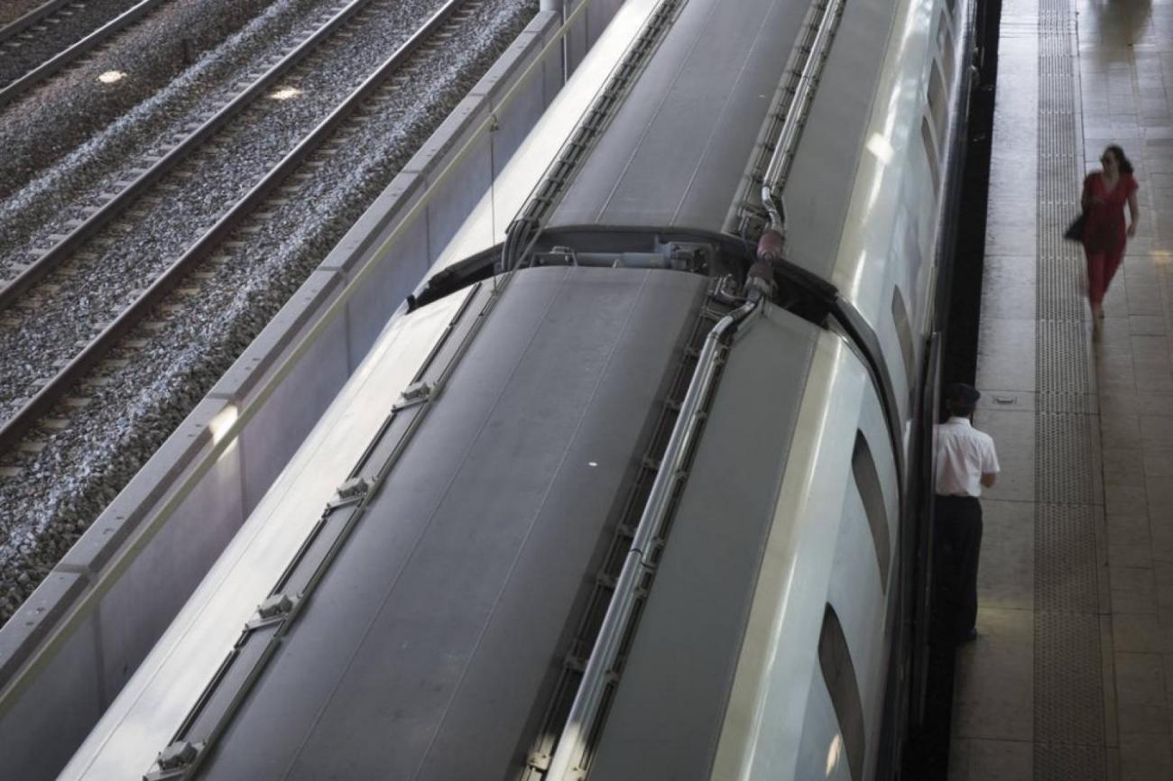 Contrôlé en train de fumer dans la gare, il sort son sexe | FranceSoir