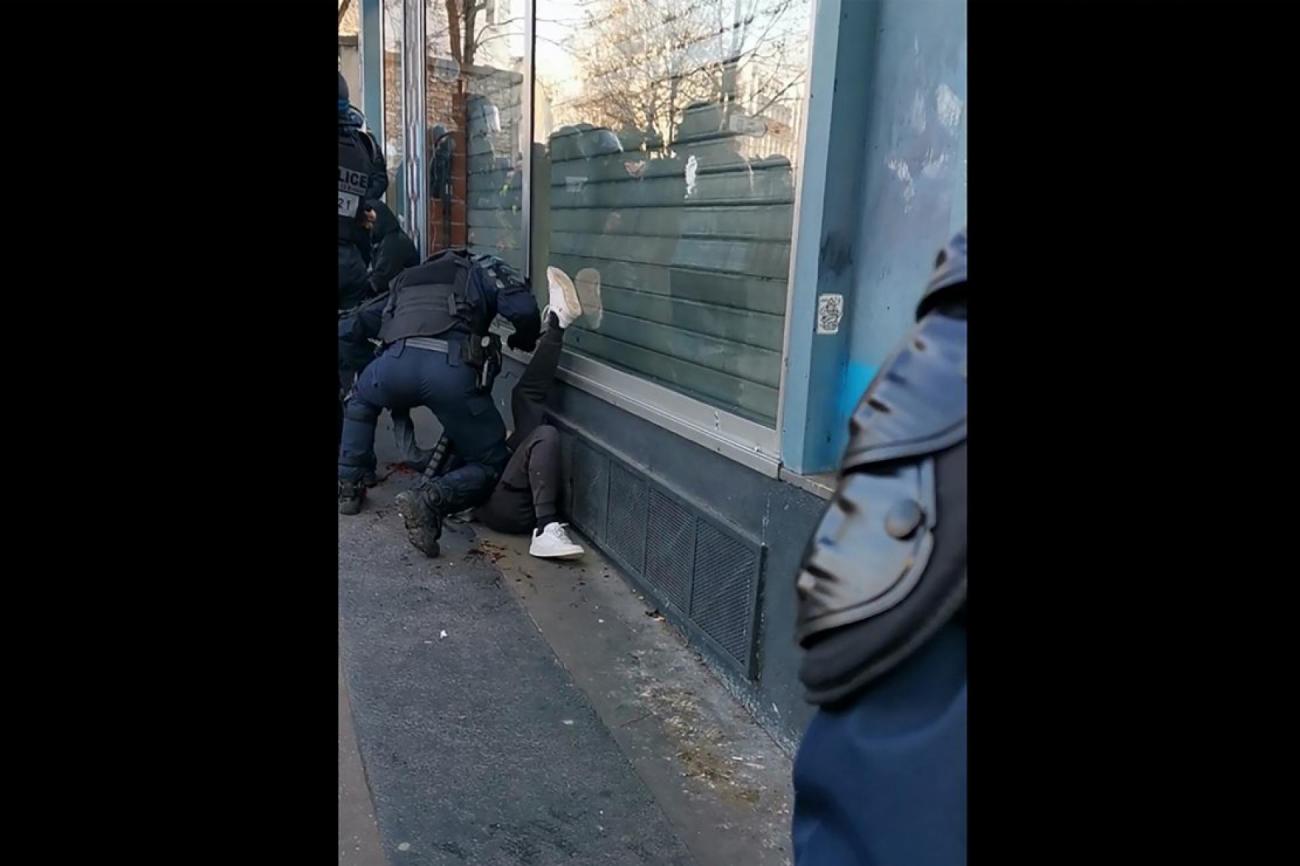 Le Manifestant Frappé Au Sol Sera Jugé En Février Pour Des Violences Sur Les Policiers Francesoir 