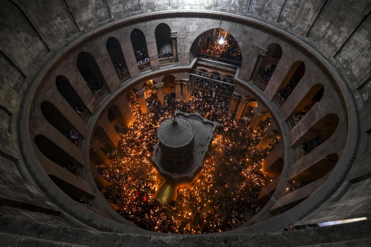 Des chrétiens orthodoxes rassemblés avec des bougies pour la cérémonie du feu sacré à l'église du