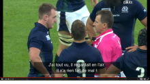 Un arbitre reproche une simulation à un joueur de Rugby.