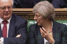 Le ministre chargé du Brexit, David Davis (G), discute avec la Première ministre Theresa May à l'ouv