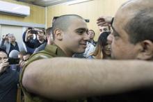 Le soldat israélien Elor Azaria (d) et sa mère Oshra, le 21 février 2017 à Tel Aviv