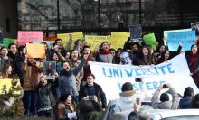 Manifestation de protestation des unisversitaires et des étudiants contre les limogeages d'après la 