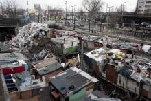 La police garde l'entrée du campement évacué sur la "Petite ceinture" de Paris, le 28 février 2017