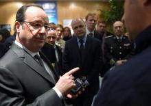 François Hollande lors d'une visite d'un poste de police à Dreux, le 27 février 2017