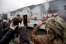 Les militants du FN prennent des photos d'un bus attaqué par des opposants à Saint-Herblain le 26 fé