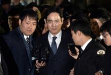 Lee Jae-Yong (C), vice-président de Samsung Electronics, arrive au tribunal pour être interrogé, à S