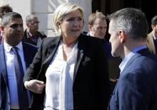 Un voile est tendu à Marine Le Pen, candidate d'extrême droite à la présidentielle en France, pour r