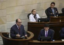 Le président du parlement vénézuélien, Julio Borges (g), s'adresse aux sénateurs colombiens, le 14 f