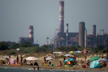 Des baigneurs sur une plage à proximité d'un complexe industriel à Fos-sur-Mer (Bouches-du-Rhône), l