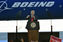 Le président américain Donald Trump en visite à l'usine Boeing, à Charleston, le 17 février 2017, en