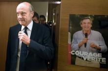 Alain Juppé devant une affiche électorale de Francois Fillon le 16 février 2017 à Bordeaux