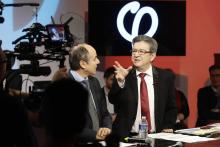 Jean-Luc Mélenchon (D) lors d'une émission sur YouTube présente et chiffre son plan économique pour 