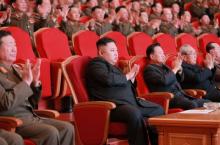 Le leader nord-coréen Kim Jong-Un (c), le 23 février 2017 à Pyongyang