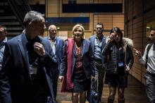 Marine Le Pen (c) entre son garde du corps Thierry Legier (g) et sa collaboratrice Catherine Griset 