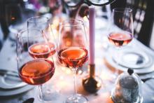 Le rosé est la boisson de l'été, parfaite pour accompagner tous les plats.