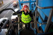 Le candidat socialiste à la présidentielle Benoît Hamon visite une grue sur le port du Havre le 10 m