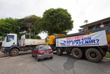 Des piétons sur des routes barrées de Guyane à Kourou le 25 mars 2017