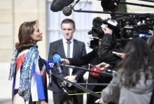 Ségolène Royal devant la presse dans la cour de l'Elysée à Paris, le 22 mars 2017