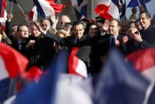 François Fillon salue ses partisans réunis au Trocadéro à Paris le 5 mars 2017