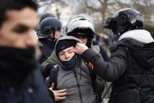 Des policiers arrêtent un adolescent lors de heurts avec la police le 23 février 2017 à Paris après 