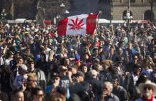 Un drapeau avec une feuille de cannabis lors d'un rassemblement pour la fête de la marijuana, le 20 