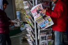 Un homme regarde le journal turc Günes qui publie à sa "Une" un photomontage de la Chancelière allem