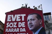 Un affichage de la campagne pour le referendum du président turc, Recep Tayyip Erdogan à Istanbul, l