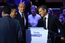 Les candidats de la primaire de la droite François Fillon et Nicolas Sarkozy se serrent la main aprè