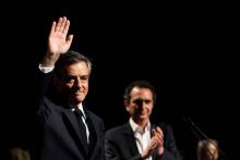 François Fillon salue ses supporters à l'issue d'un meeting à Aubervilliers, le 4 mars 2017 près de 