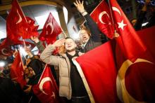 Des manifestants munis de drapeaux turcs devant le consulat de Turquie à Rotterdam, le 11 mars 2017