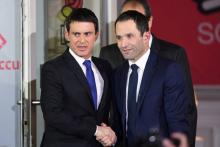 Benoît Hamon et Manuel Valls après la publication des résultats du second tour de la primaire organi