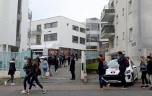 Une voiture de police devant le lycée Saint-Joseph où les élèves reprennent les cours le 23 mars 201