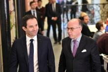 Benoît Hamon (g) et Bernard Cazeneuve, le 9 mars 2017 à Paris