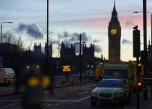 Des officiers de police britanniques devant le Parlement à Londres, le 22 mars 2017