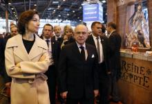 Le Premier ministre français Bernard Cazeneuve (C) et la ministre de la Culture Audrey Azoulay (G) a