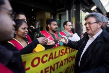 Le candidat à l'élection présidentielle "La France insoumise" Jean-Luc Mélenchon (D) devant un resta