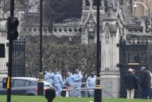 Les policiers britanniques travaillent sur la scène de l'attentat, le 23 mars 2017 à Londres