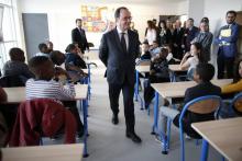 François Hollande lors de la visite de l'école Anatole France à Sarcelles au nord de Paris, le 31 ma