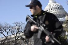 Un policier américain devant le capitole.