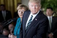 Poignée de main entre la chancelière allemande, Angela Merkel et le président américain Donald Trump