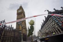 Une fleur laissée en hommage aux victimes près du Palais de Westminster qui accueille le Parlement b