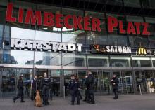 La police devant le centre commercial "Limbecker Platz" d'Essen en Allemagne, le 11 mars 2017